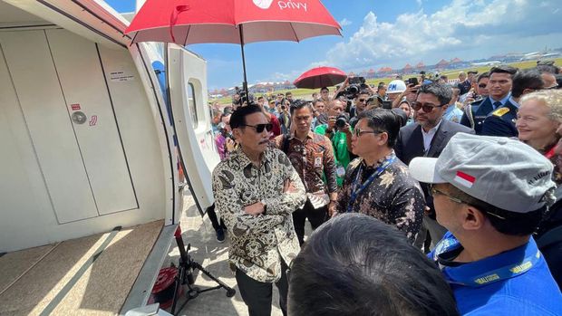 Menko Kemaritiman dan Investasi, Luhut Binsar Pandjaitan meninjau pesawat N219 yang dipamerkan di Bali International Airshow 2024. Pesawat yang ditinjau merupakan buatan PTDI.