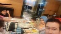 Presenter kondang itu juga pernah mengajak makan istri dan anaknya di restoran hotel. Menu yang mereka nikmati ada nasi kuning, buah, dan donat. Foto: Instagram @mandalaabadishoji