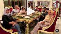 Begini kebersamaan Mandala dengan istri dan keluarganya. Menu yang mereka nikmati adalah sate. Foto: Instagram @mandalaabadishoji
