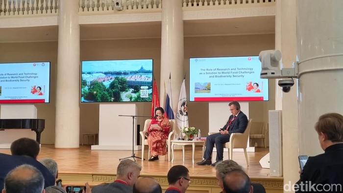 Megawati Soekarnoputri dan rombongan di St Petersburg State University (Haris/detikcom)