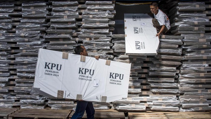 Petugas membawa bilik suara untuk Pemilihan Kepala Daerah (Pilkada) 2024 di gudang logistik KPU Kabupaten Bandung Barat, Jawa Barat, Rabu (18/9/2024). KPU Kabupaten Bandung Barat telah menerima sebanyak 3.250 bilik suara dari total kebutuhan 10.248 bilik suara dan nantinya akan didistribusikan ke 2.562 TPS di Kabupaten Bandung Barat. ANTARA FOTO/Abdan Syakura/agr