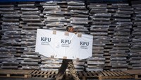 Petugas membawa bilik suara untuk Pemilihan Kepala Daerah (Pilkada) 2024 di gudang logistik KPU Kabupaten Bandung Barat, Jawa Barat, Rabu (18/9/2024).