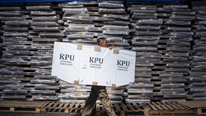 Petugas membawa bilik suara untuk Pemilihan Kepala Daerah (Pilkada) 2024 di gudang logistik KPU Kabupaten Bandung Barat, Jawa Barat, Rabu (18/9/2024). KPU Kabupaten Bandung Barat telah menerima sebanyak 3.250 bilik suara dari total kebutuhan 10.248 bilik suara dan nantinya akan didistribusikan ke 2.562 TPS di Kabupaten Bandung Barat. ANTARA FOTO/Abdan Syakura/agr