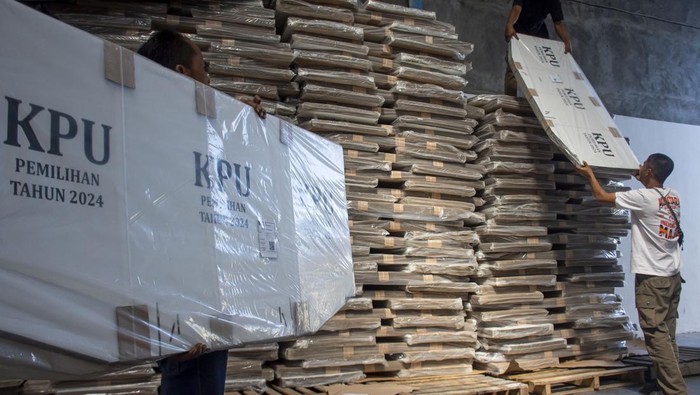 Petugas membawa bilik suara untuk Pemilihan Kepala Daerah (Pilkada) 2024 di gudang logistik KPU Kabupaten Bandung Barat, Jawa Barat, Rabu (18/9/2024). KPU Kabupaten Bandung Barat telah menerima sebanyak 3.250 bilik suara dari total kebutuhan 10.248 bilik suara dan nantinya akan didistribusikan ke 2.562 TPS di Kabupaten Bandung Barat. ANTARA FOTO/Abdan Syakura/agr