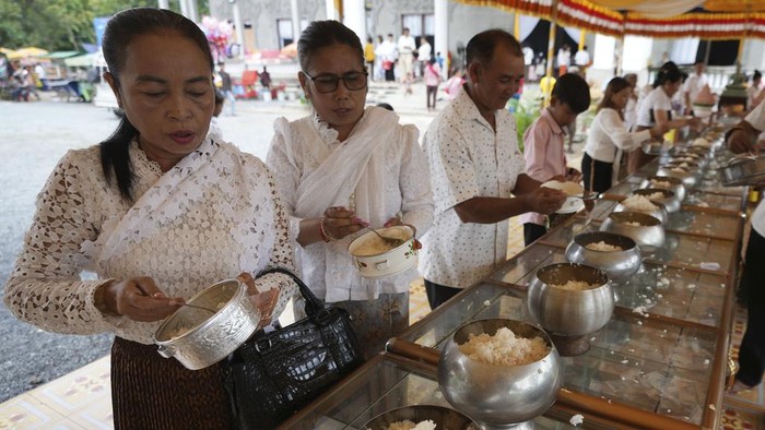 Perayaan Pchum Ben adalah perayaan untuk melakukan penghormatan kepada leluhur yang telah meninggal dunia. Perayaan ini digelar di Phnom Penh, Kamboja.