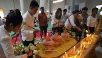 Umat Buddha Kamboja menyalakan lilin dan dupa saat mereka berdoa selama festival Pchum Ben atau Hari Leluhur di pagoda Buddha di biara Wat Phneat Simply di Phnom Penh, Kamboja, Rabu (18/9/2024).