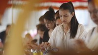 Perayaan Pchum Ben merupakan perayaan untuk melakukan penghormatan kepada leluhur yang telah meninggal dunia. Kata “pchum ben” sendiri berarti pengumpulan makanan.