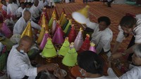Dalam perayaan ini umat Buddha melakukan puja bakti dan memberikan persembahan kepada para bhikkhu.