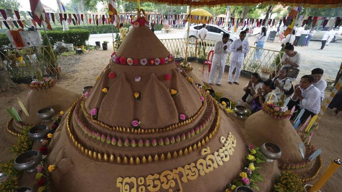 Perayaan Pchum Ben adalah perayaan untuk melakukan penghormatan kepada leluhur yang telah meninggal dunia. Perayaan ini digelar di Phnom Penh, Kamboja.
