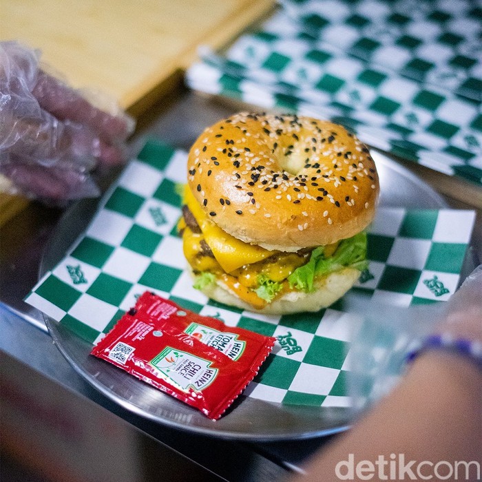 Mencicipi Burgbol Burger Bolong di Surabaya