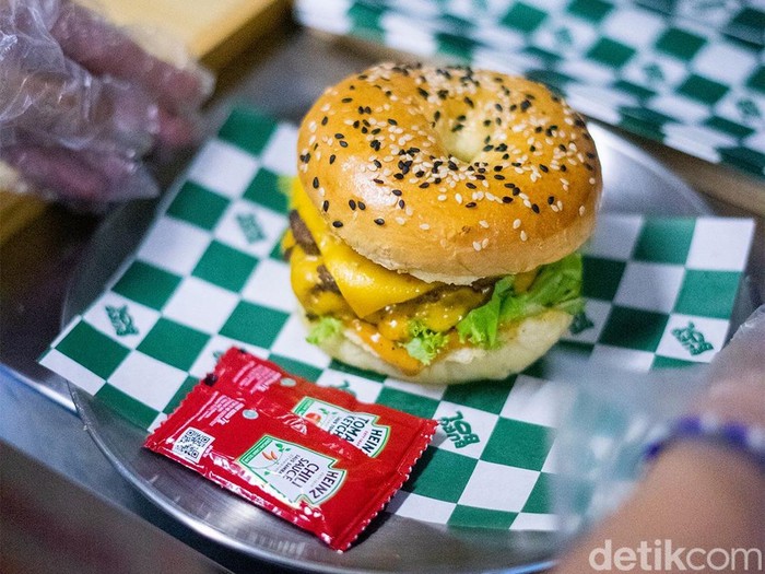 Mencicipi Burgbol Burger Bolong di Surabaya