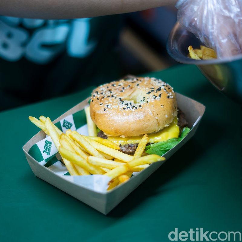 Mencicipi Burgbol Burger Bolong di Surabaya