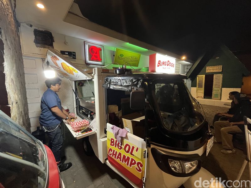 Mencicipi Burgbol Burger Bolong di Surabaya