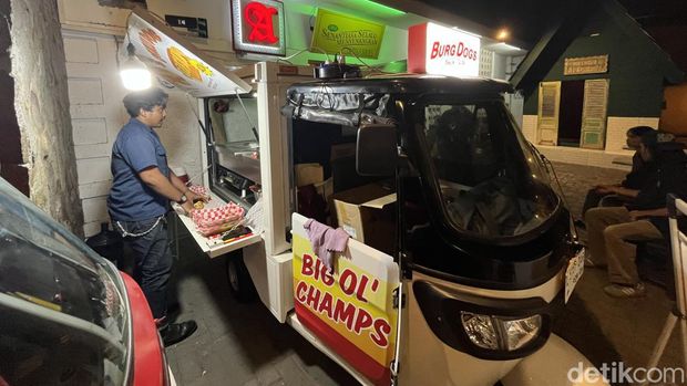 Mencicipi Burgbol Burger Bolong di Surabaya