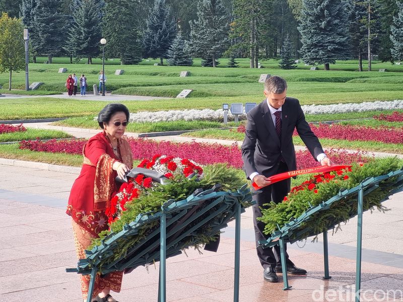 Mengawati berziarah ke pemakaman massal korban pengepungan Leningrad di St Petersburg, Rusia.