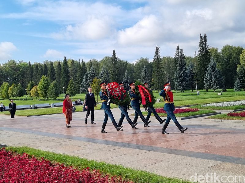 Mengawati berziarah ke pemakaman massal korban pengepungan Leningrad di St Petersburg, Rusia.