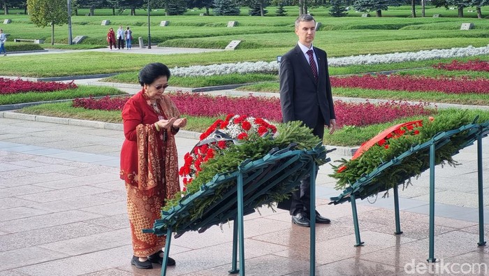 Mengawati berziarah ke pemakaman massal korban pengepungan Leningrad di St Petersburg, Rusia.