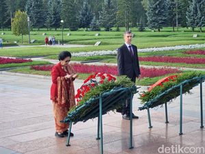 Momen Khidmat Megawati Ziarah di Makam Korban Pengepungan Leningrad