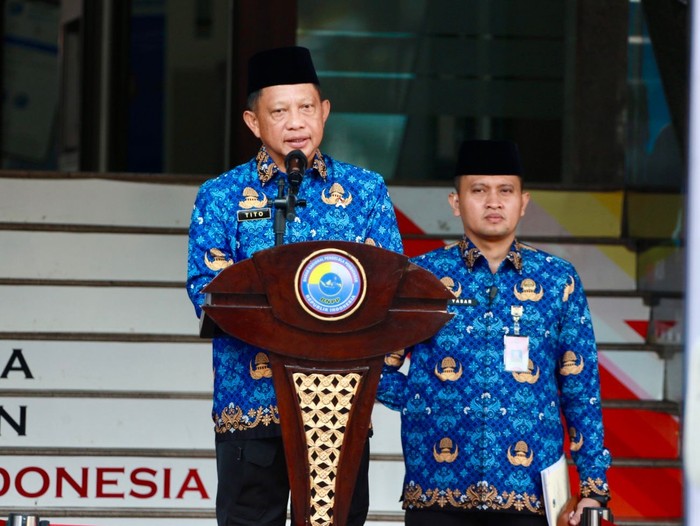 Menteri Dalam Negeri (Mendagri) Muhammad Tito Karnavian selaku Kepala Badan Nasional Pengelola Perbatasan (BNPP) memimpin upacara peringatan Hari Ulang Tahun (HUT) ke-14 BNPP.