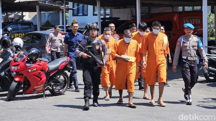 Pengungkapan kasus peredaran narkoba oleh Satresnarkoba Polres Klungkung dengan lima tersangka, Rabu (18/9/2024) (foto : Putu Krista / detikBali).