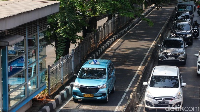 Pengendara menerobos jalur TransJakarta. Padahal, jalur ini dikhususkan untuk bus TransJakarta.