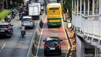 Pengendara tetap nekat melintas, padahal jalur TransJakarta dikhususkan untuk bus BUMD Jakarta tersebut.   