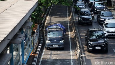 Nggak Kapok-kapok, Pengendara Nekat Terobos Jalur TransJ