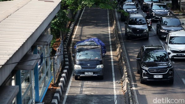 Nggak Kapok-kapok, Pengendara Nekat Terobos Jalur TransJ