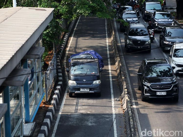 Nggak Kapok-kapok, Pengendara Nekat Terobos Jalur TransJ