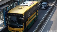 Salah satu kendaraan terjebak di jalur karena bus MiniTrans menurunkan penumpang.   