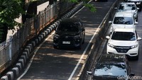 Perlu diketahui, Setiap Kendaraan Bermotor selain Mobil Bus Angkutan umum massal berbasis Jalan dilarang menggunakan lajur atau jalur khusus Angkutan umum massal berbasis Jalan.  