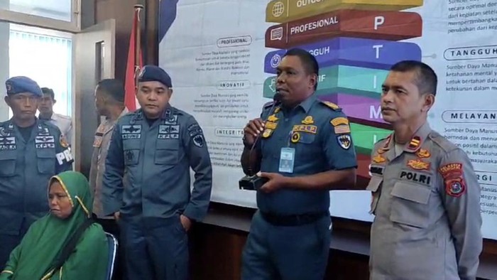 Oknum petugas KSOP Kendari berinisial AG meminta maaf usai viral aksinya menendang dagangan emak-emak di Pelabuhan Nusantara Kendari.