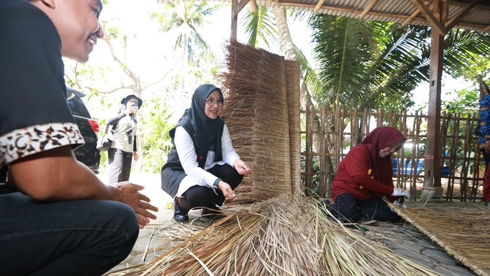 Omzet Perajin Ilalang di Banyuwangi meningkat