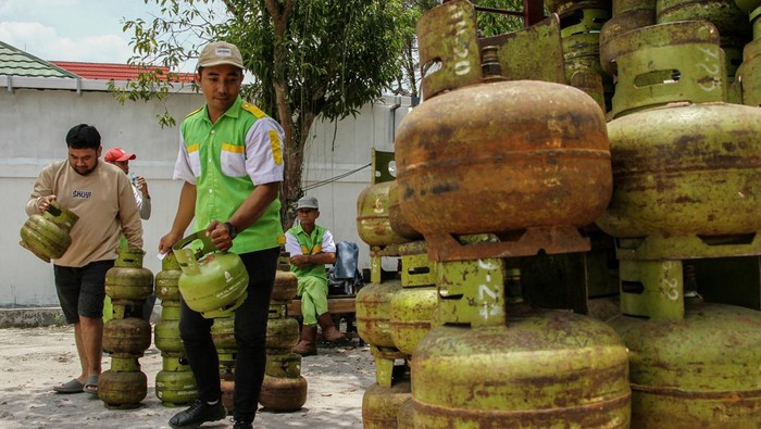 Operasi pasar elpiji subsidi di Palangka Raya Petugas melayani pembeli gas elpiji subsidi 3 kilogram saat operasi pasar di Kelurahan Bukit Tunggal, Palangka Raya, Kalimantan Tengah, Rabu (18/9/2024). Pemkot Palangka Raya menggelar operasi pasar gas elpiji subsidi 3 kilogram sebanyak 200 tabung dengan harga Rp22 ribu untuk mencukupi kebutuhan masyarakat kurang mampu. ANTARA FOTO/Auliya Rahman/agr