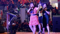 Acara ini juga diisi dengan hiburan.