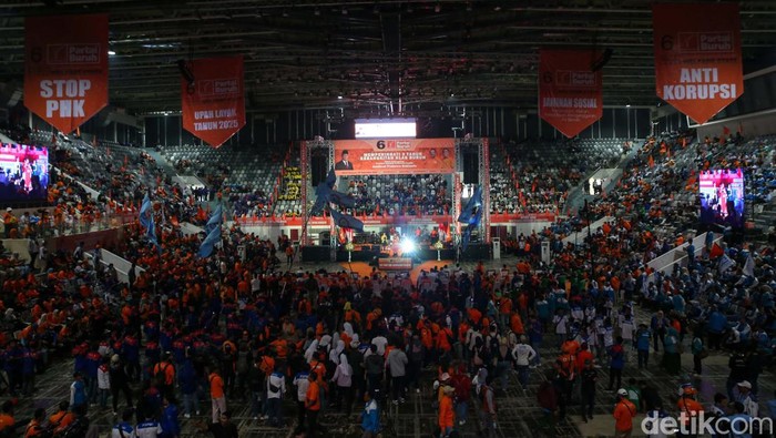 Partai Buruh Nyatakan Dukung Pemerintahan Prabowo-Gibran Ribuan simpatisan partai buruh memadati Istora Senayan, Jakarta, Rabu (18/9/2024). Pada kesempatan itu, Partai Buruh menyatakan mendukung pemerintahan Prabowo-Gibran.