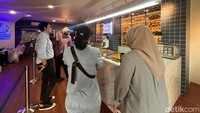 Pada waktu-waktu tertentu, pelanggan perlu antre panjang untuk membeli pastry di sini. Namun tenang saja, antreannya tidak begitu memakan waktu lama. Foto: Detikcom / Atiqa Rana