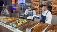 Meskipun pilihan pastrynya beragam, tetapi ketika pelanggan datang, stoknya bisa jadi ludes. Tidak perlu khawatir karena sebenarnya mereka selalu mengisi ulang pastrynya. Namun, stock pastry yang dihadirkan kembali tidak menentu. Foto: Detikcom / Atiqa Rana