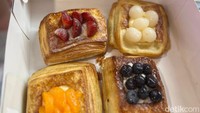 Jika dibawa pulang, bisa dikemas dalam bentuk boks seperti ini yang maksimal diisi dengan 4 pastry. Namun, jika tidak terlalu banyak, bisa memilih bungkus kertas saja. Foto: Detikcom / Atiqa Rana