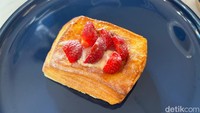 Wajib coba pastry topping buah segar ini. Berupa puff pastry yang diberi cream custard manis di bagian tengahnya. Ada sentuhan rasa segarnya dari topping potongan buah premium. Foto: Detikcom / Atiqa Rana