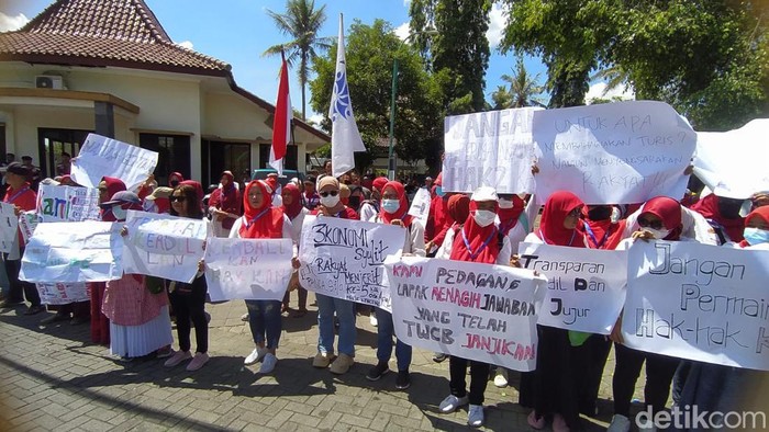 Pedagang yang tergabung dalam Sentra Kerajinan dan Makan Borobudur (SKMB) menggelar aksi unjuk rasa di depan Kantor Tourist Information Center (TIC) Borobudur, Rabu (18/9/2024).