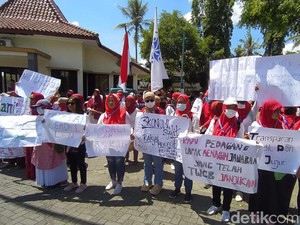 Tuntut Hak Lapak di Kampung Seni Kujon, Pedagang Borobudur Demo