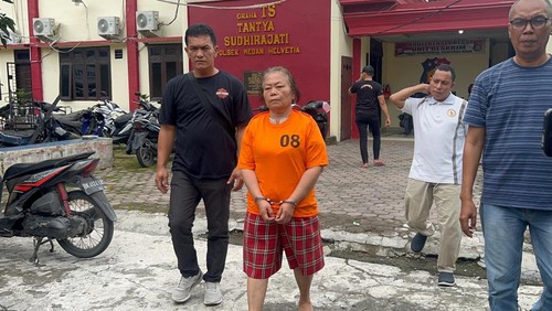 Pelaku Tiromsi Sitanggang saat digiring petugas kepolisian. (Dok. Polsek Medan Helvetia)