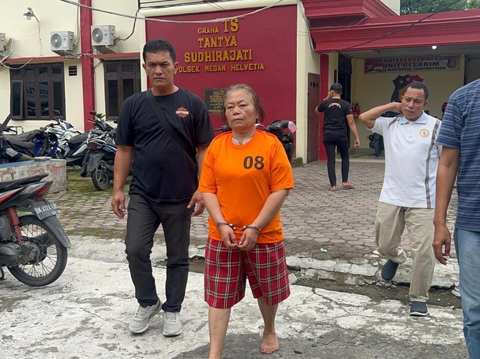 Pelaku Tiromsi Sitanggang saat digiring petugas kepolisian. (Dok. Polsek Medan Helvetia)