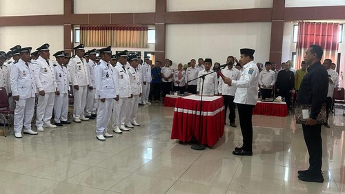 Bupati Dompu Kader Jaelani membacakan SK perpajangan masa jabatan kepala desa dan menyerahkan secara simbolis.