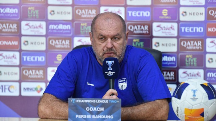 Pelatih Persib Bandung Bojan Hodak