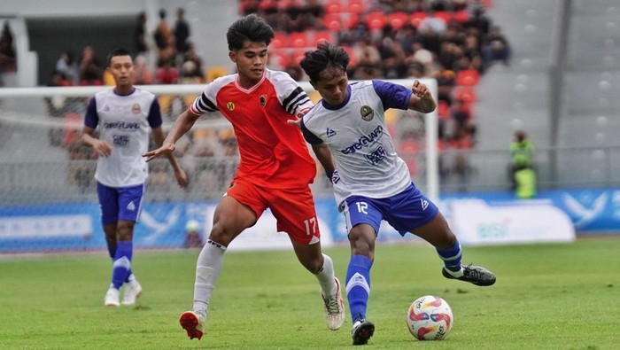 Pemain Jawa Barat (putih-biru).