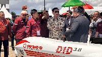Menko Marves Luhut Binsar Pandjaitan di dekat drone yang dikembangkan oleh PT LEN. Pembukaan Bali International Airshow. Pameran ini menurut Luhut juga merupakan bukti dari kecakapan Indonesia yang terus berkembang di lanskap penerbangan. (Dadan Kuswaraharja)