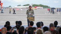 Luhut saat memberikan sambutan di pembukaan pameran Bali International Airshow. Karena diselenggarakan di Bandara I Gusti Ngurah Rai, sesekali terlihat pesawat yang tengah mendarat atau terbang. (dok Bali International Airshow)