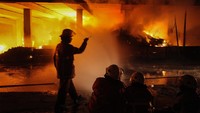 Petugas Dinas Pemadam Kebakaran dan Penyelamatan (DPKP) Kota Surabaya dikerahkan untuk memadamkan api. 